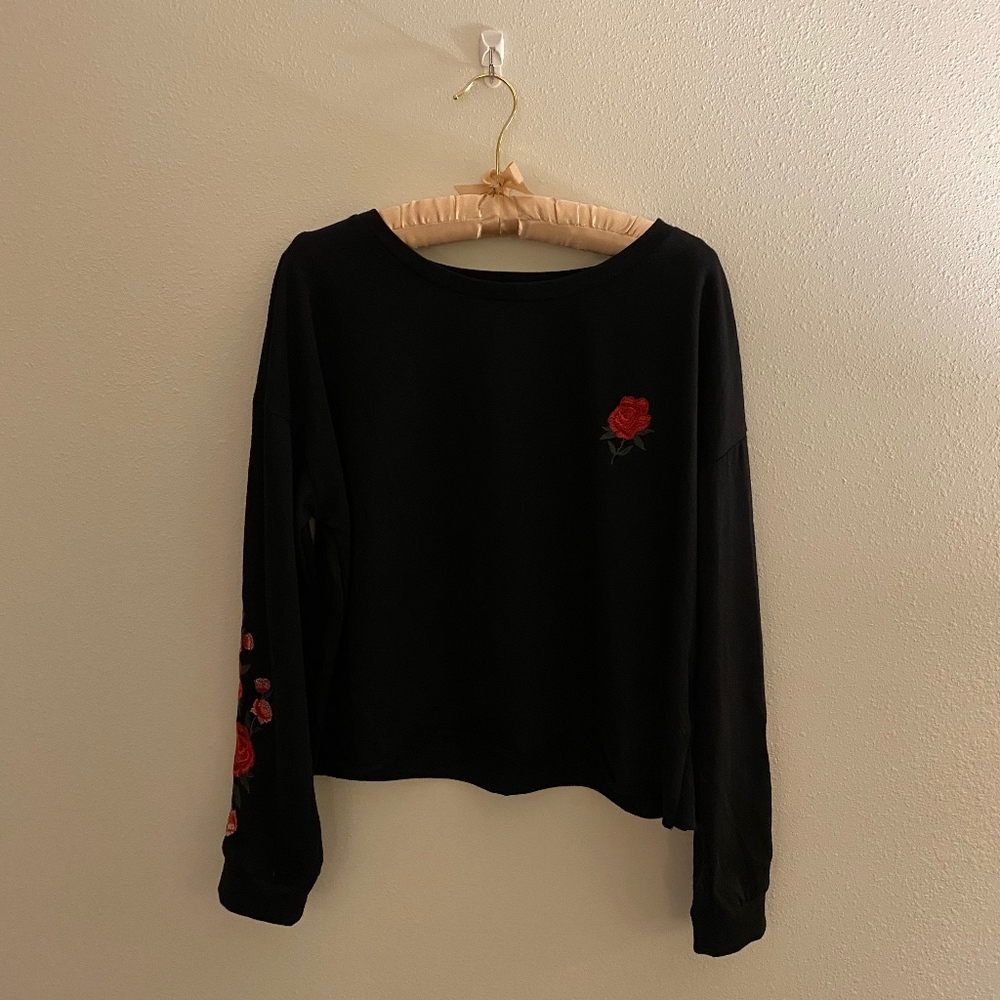 NWT Bongo Crewneck w/Embroidered Roses - Size XL